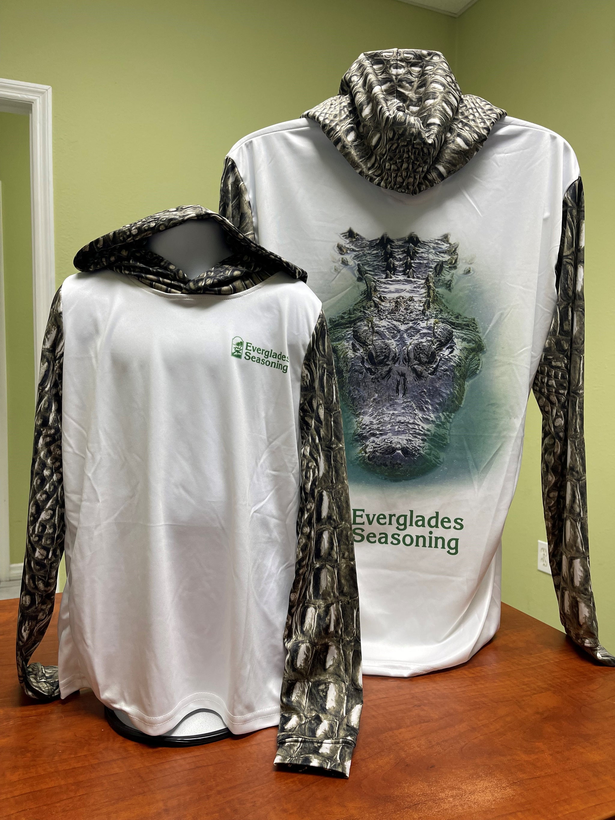 https://www.evergladesseasoning.com/cdn/shop/products/GatorHoodedFishingShirt_2048x.jpg?v=1655740778